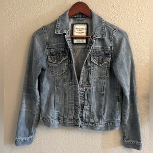 Abercrombie & Fitch Y2K style cropped Jean jacket. Medium wash, women’s small